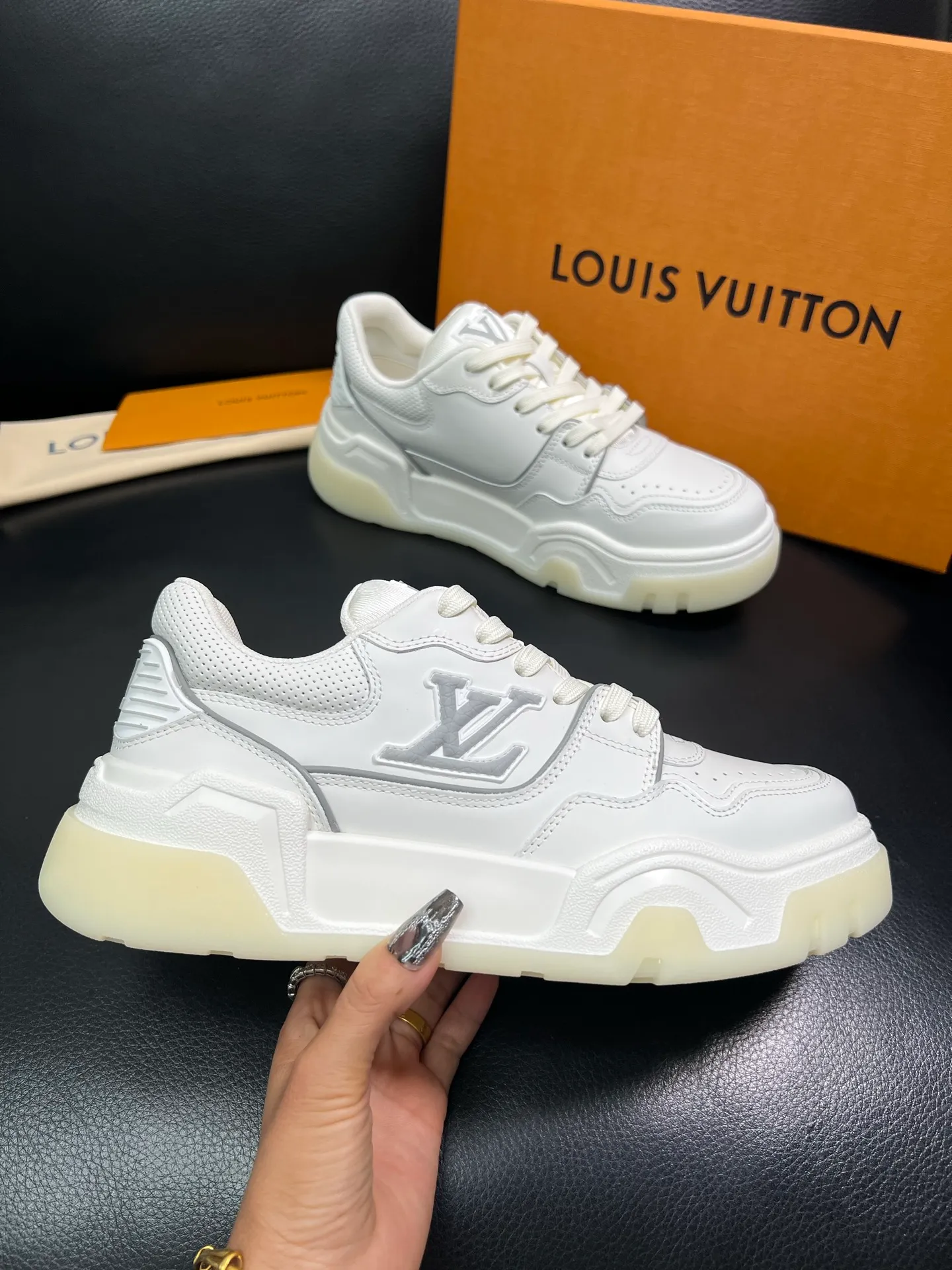 Men's shoes 💰900 Lv top purchase Louis Vuitton, counter synchronization, uppers imported from Italy cowhide, imported mesh padding soft and comfortable, soles: original soles specially provided by the original factory, T men's shoes 💰U exclusive movable molded soles super comfortable, original factory and single goods, high quality, welcome to compare, code number 38-44 (customized 45) 85883